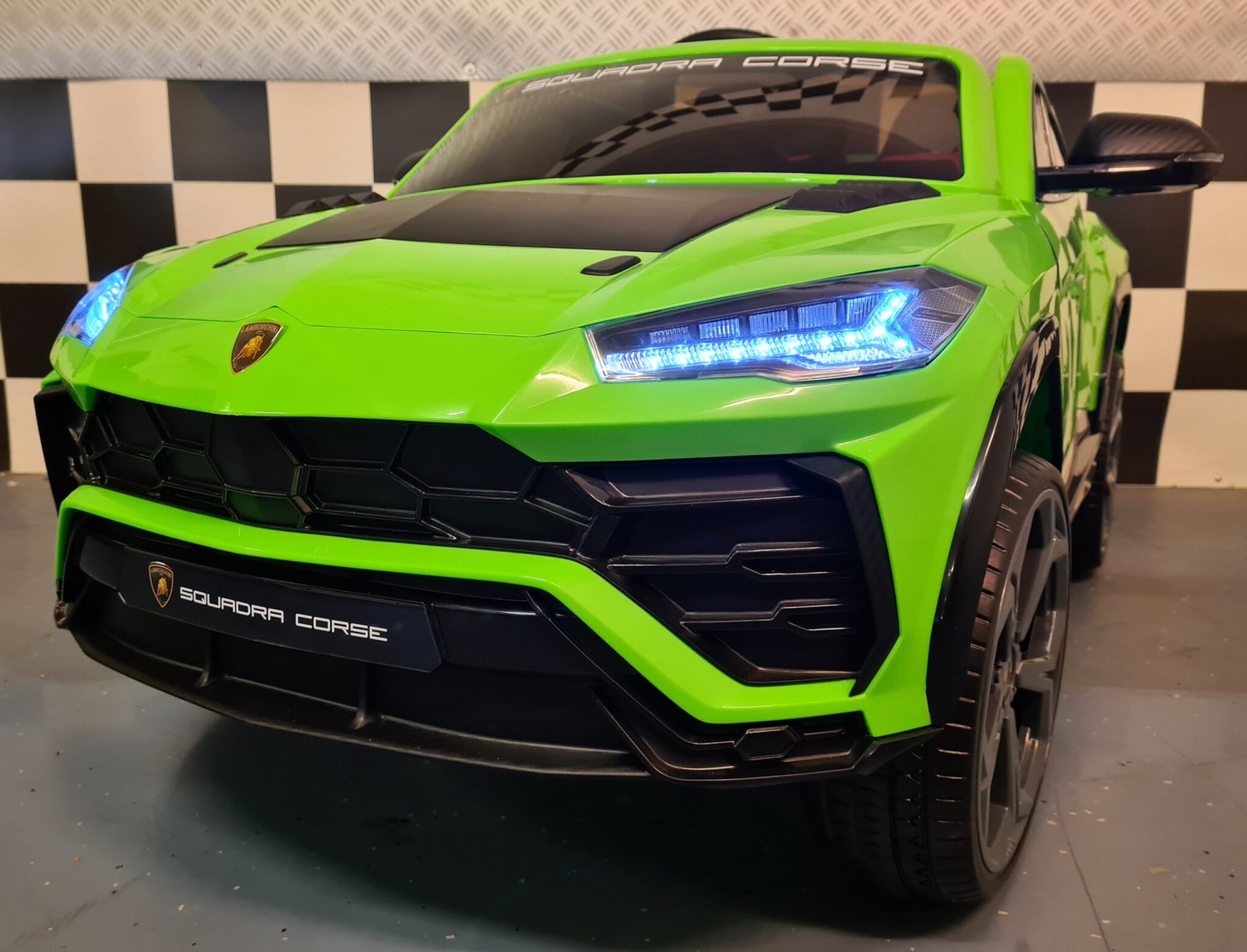 Children’s car Lamborghini Urus green with remote control